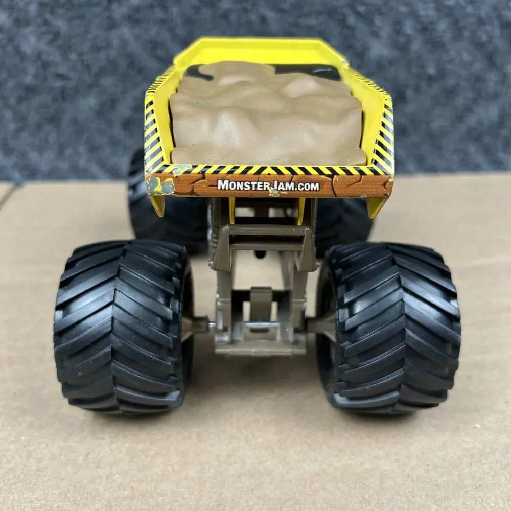 Hot Wheels Monster Jam Earth Shaker Die-Cast Truck Vehicle 1:24 Spin Master